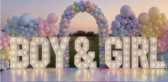 Lettres BOY & GIRL et arche de ballons