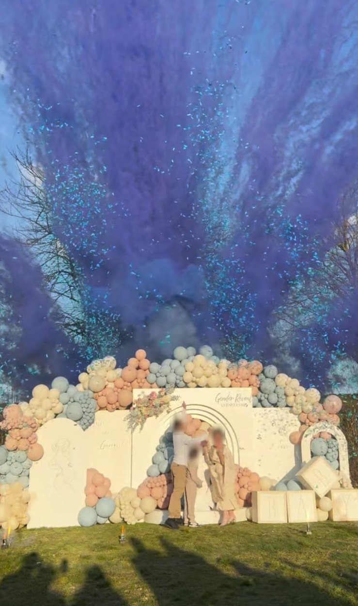 Révélation en fumée bleue devant le décor de ballons
