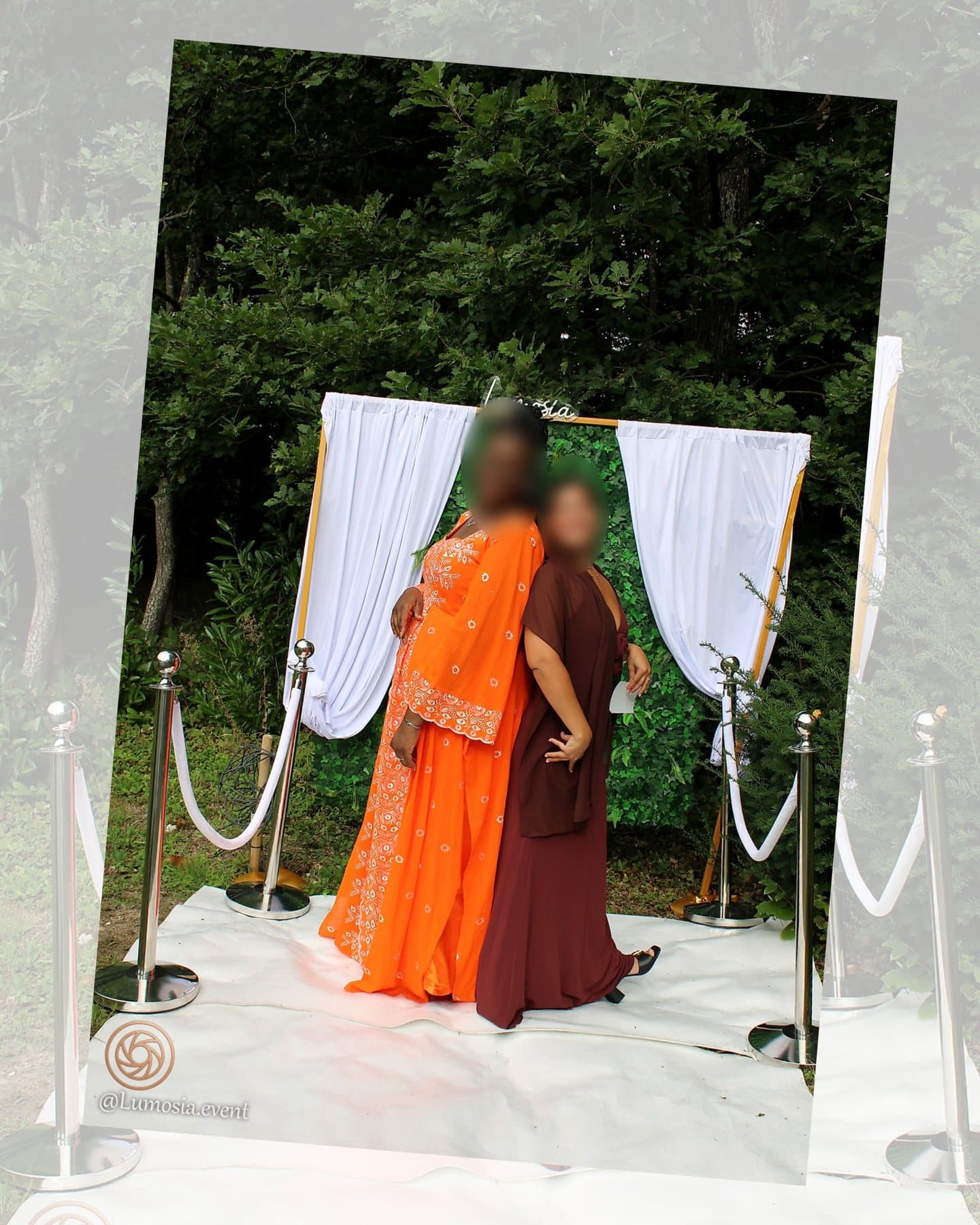 Invitées devant le décor photo