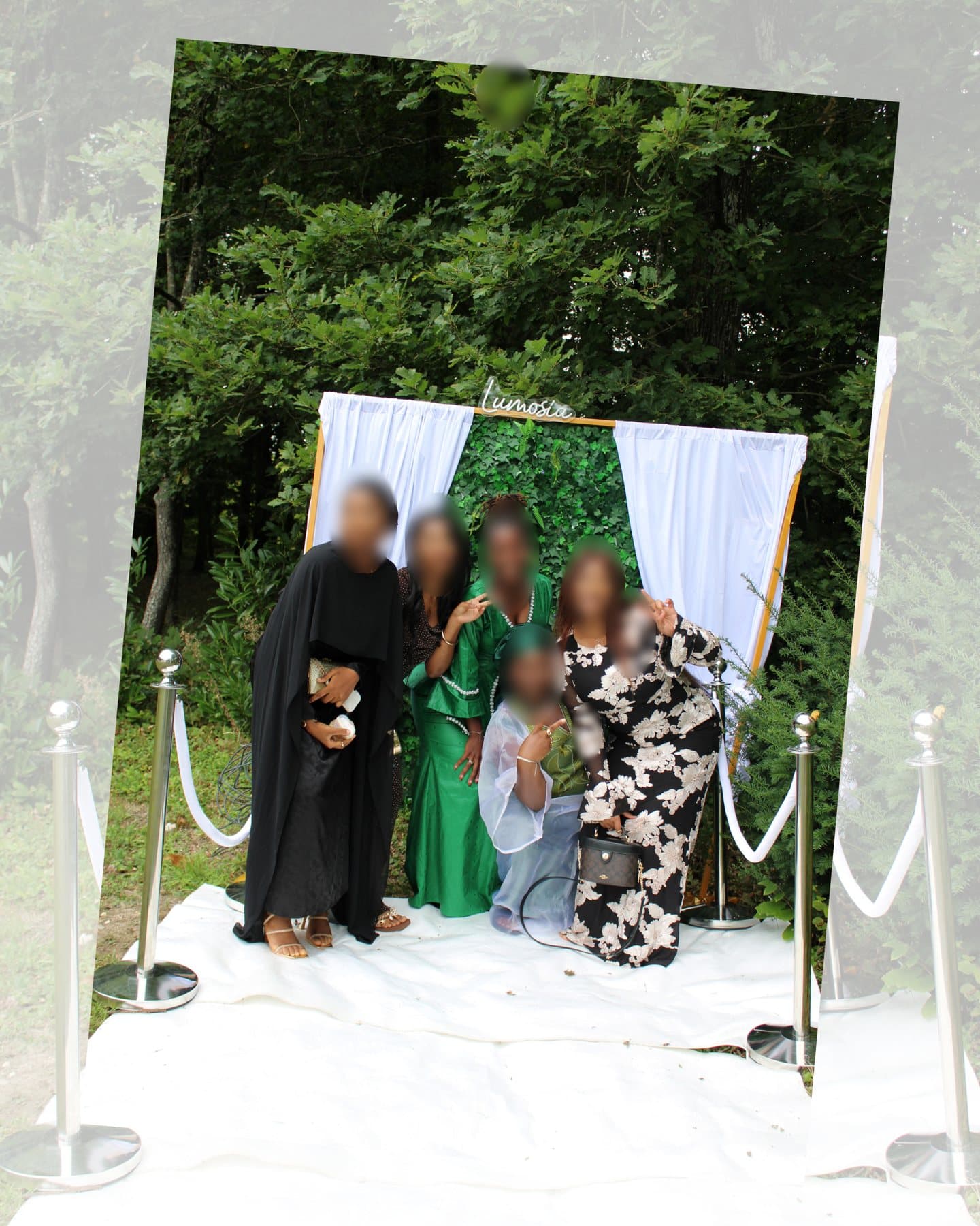 Groupe d’invitées devant le décor photo